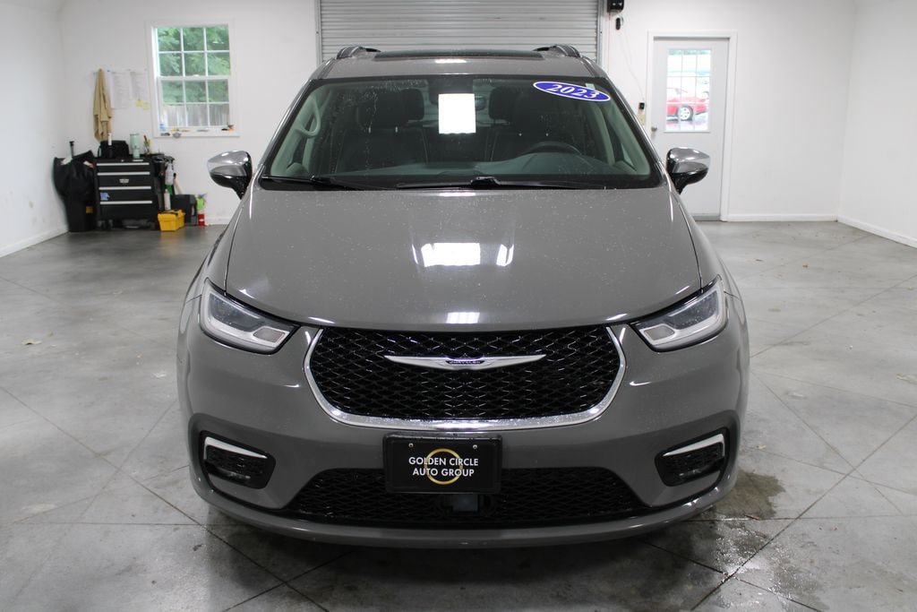 Used 2023 Chrysler Pacifica Limited Minivan/Van