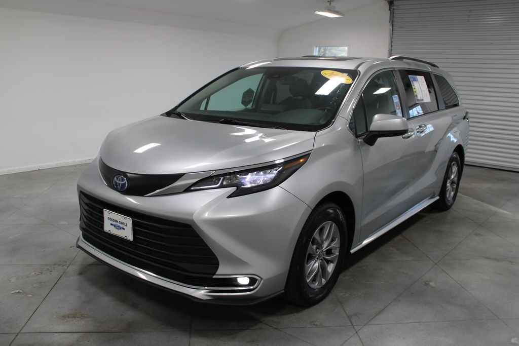 Used 2024 Toyota Sienna XLE Minivan/Van