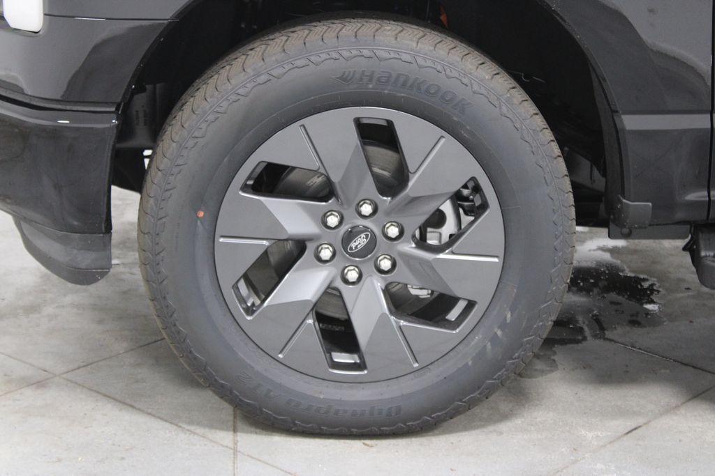 2025 Ford F-150 Lightning photo 4