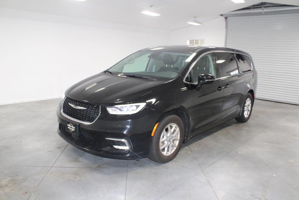 2024 Chrysler Pacifica Touring L photo 3