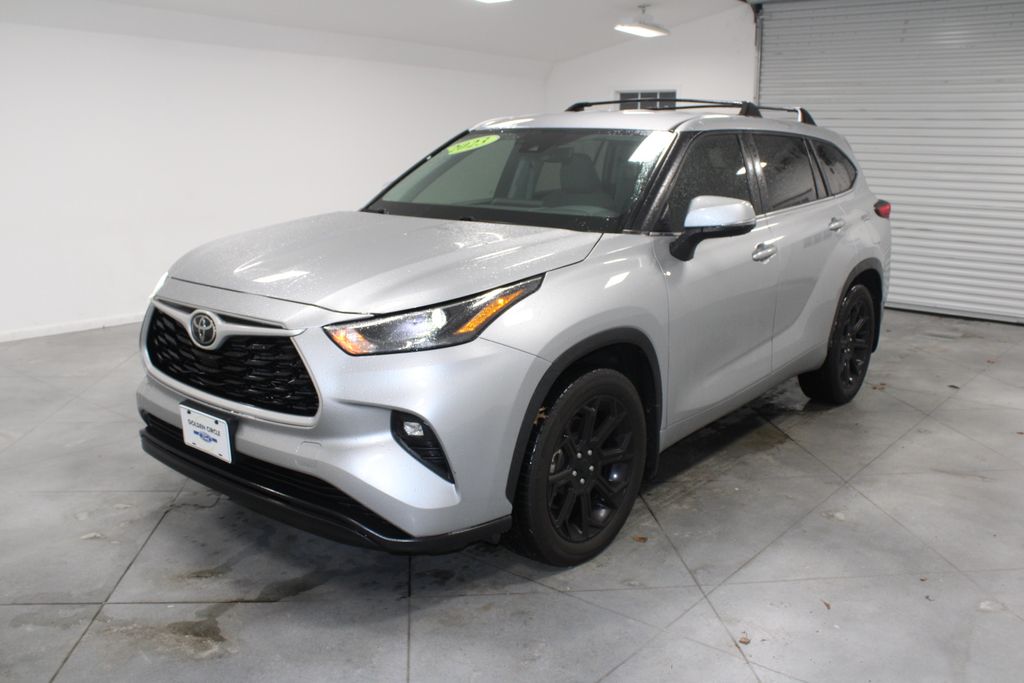 2023 Toyota Highlander LE photo 2