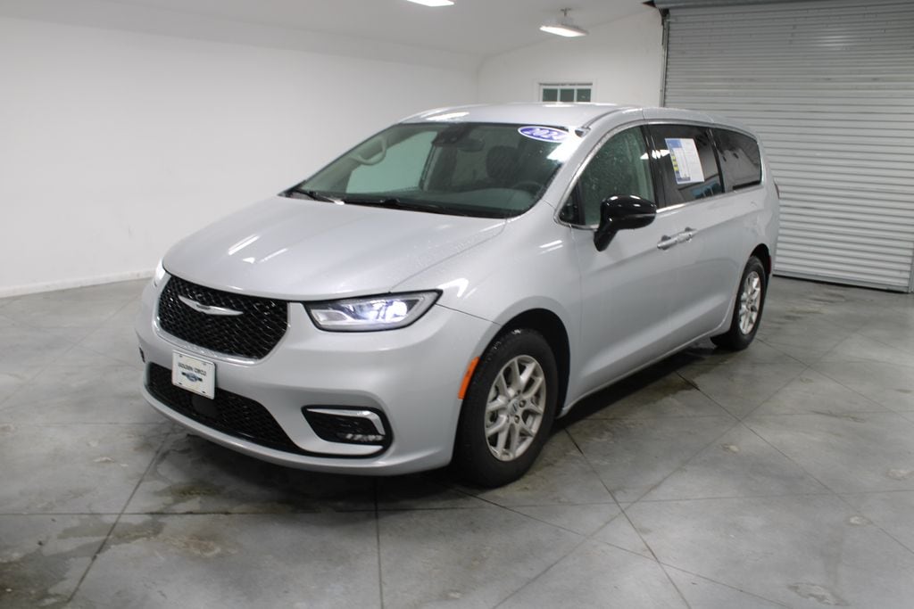 Used 2024 Chrysler Pacifica Touring L Minivan/Van