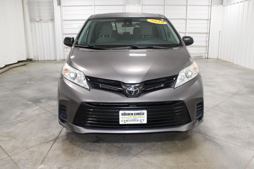 2019 Toyota Sienna L photo 2