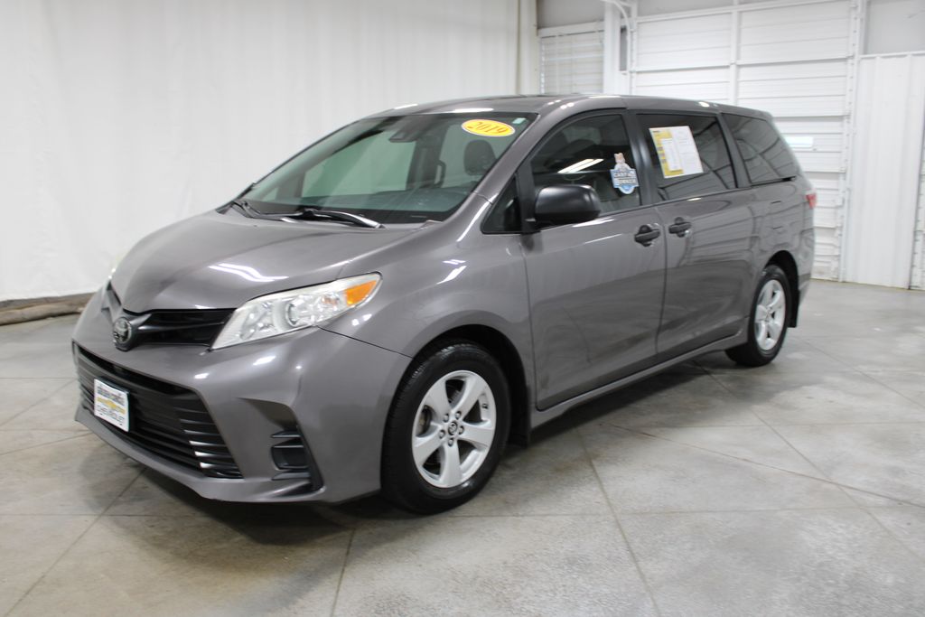 2019 Toyota Sienna L photo 3