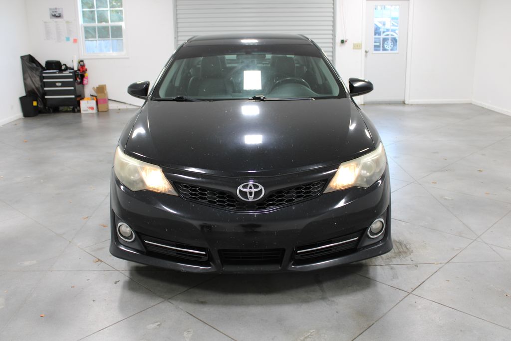 2014 Toyota Camry SE photo 2