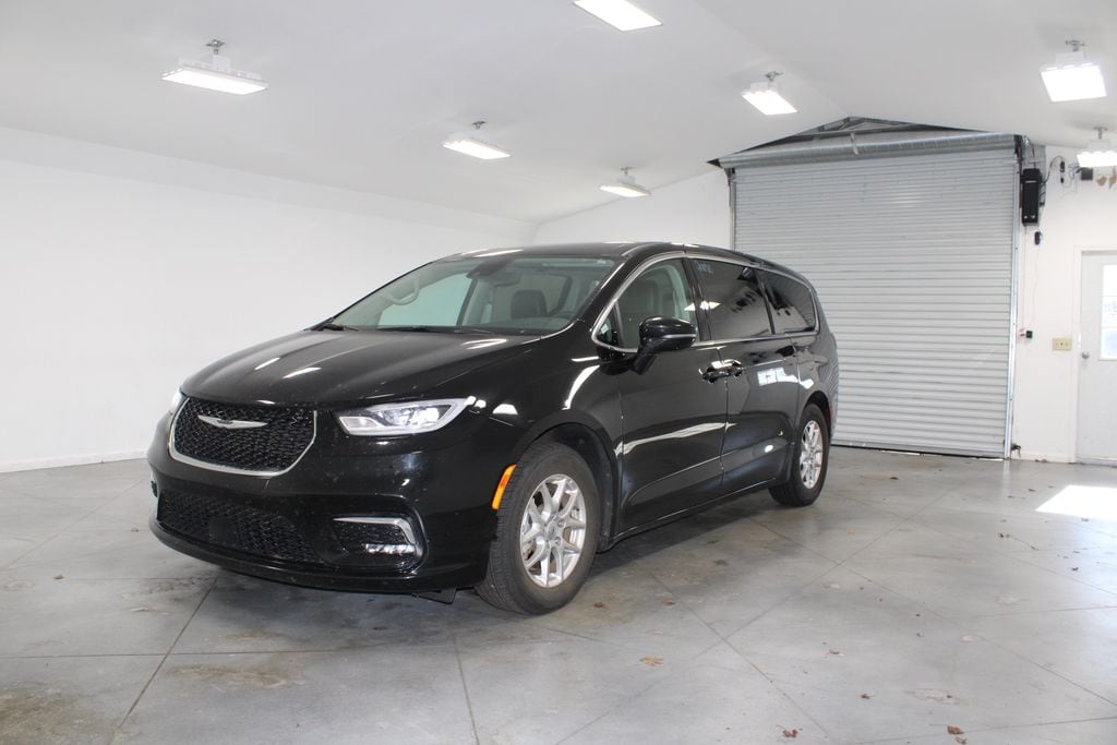 Used 2024 Chrysler Pacifica Touring L Minivan/Van