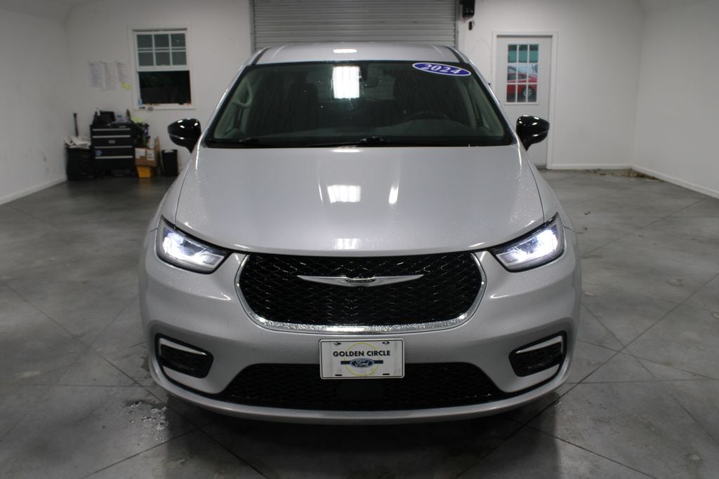 Used 2024 Chrysler Pacifica Touring L Minivan/Van