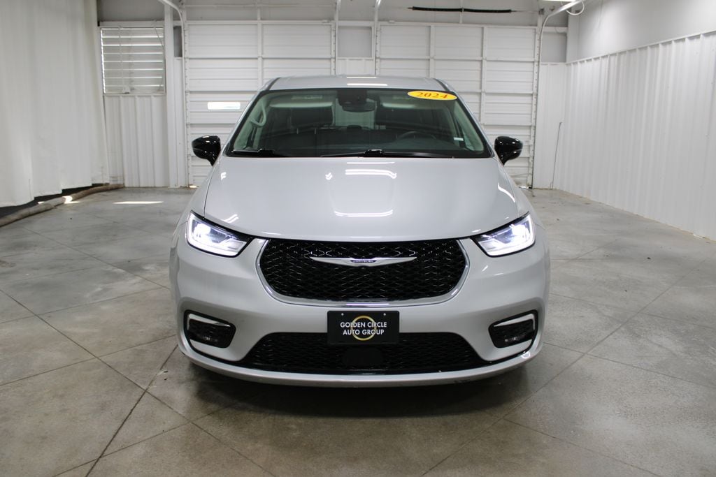 Used 2024 Chrysler Pacifica Touring L Minivan/Van
