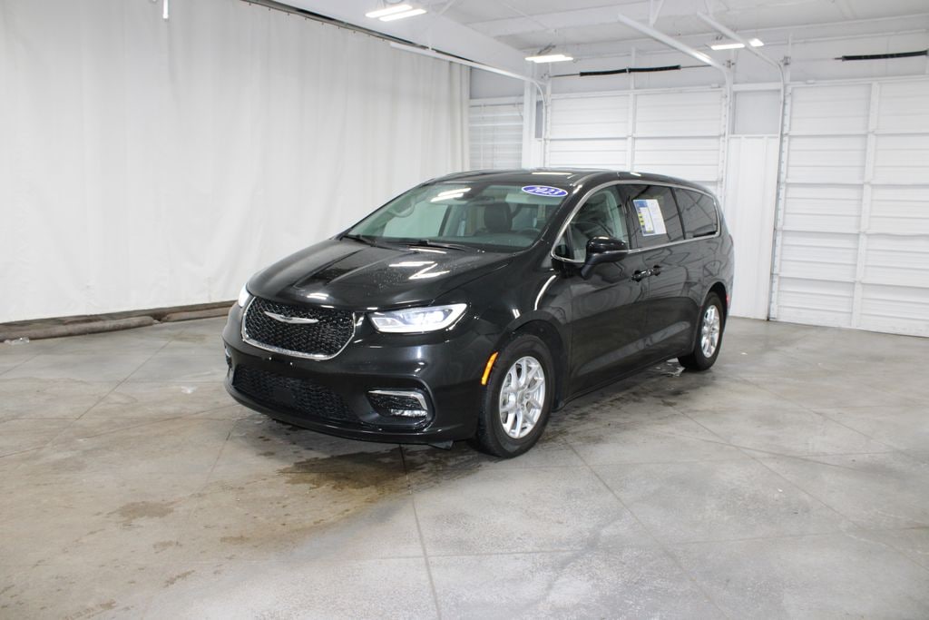 Used 2023 Chrysler Pacifica Touring L Minivan/Van