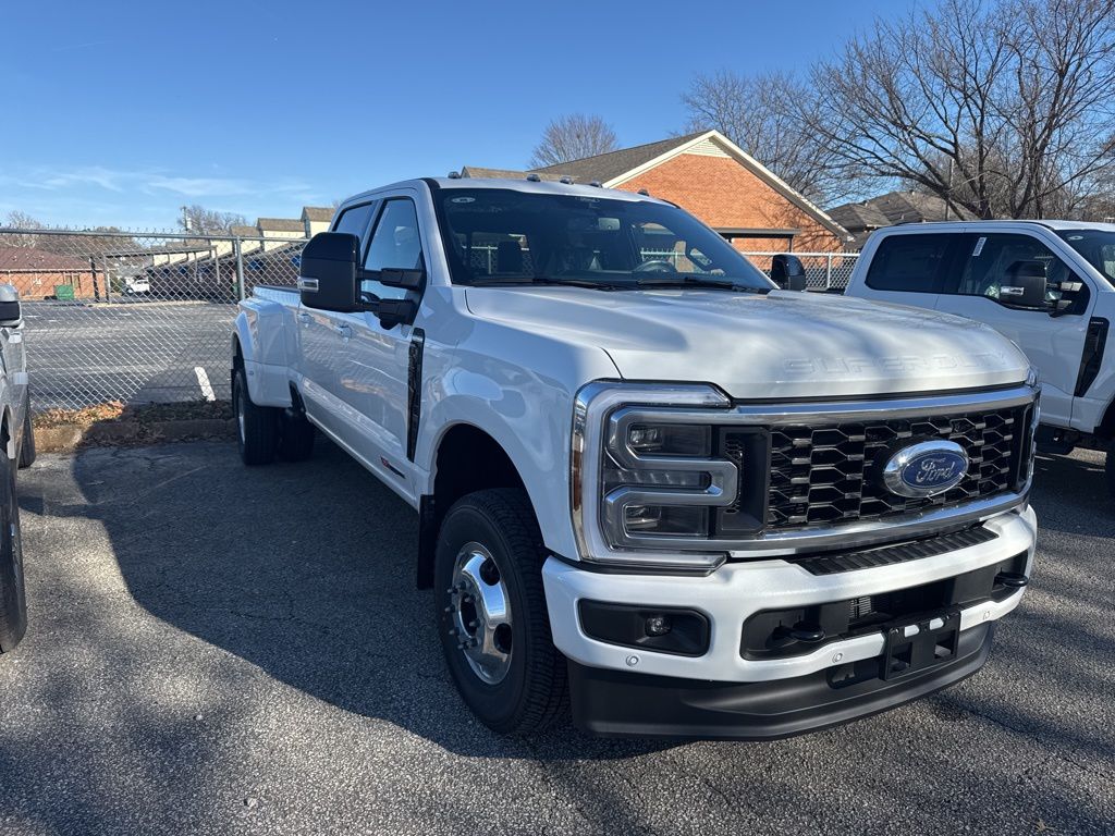 2026 Ford F-350 Super Duty Platinum's photo