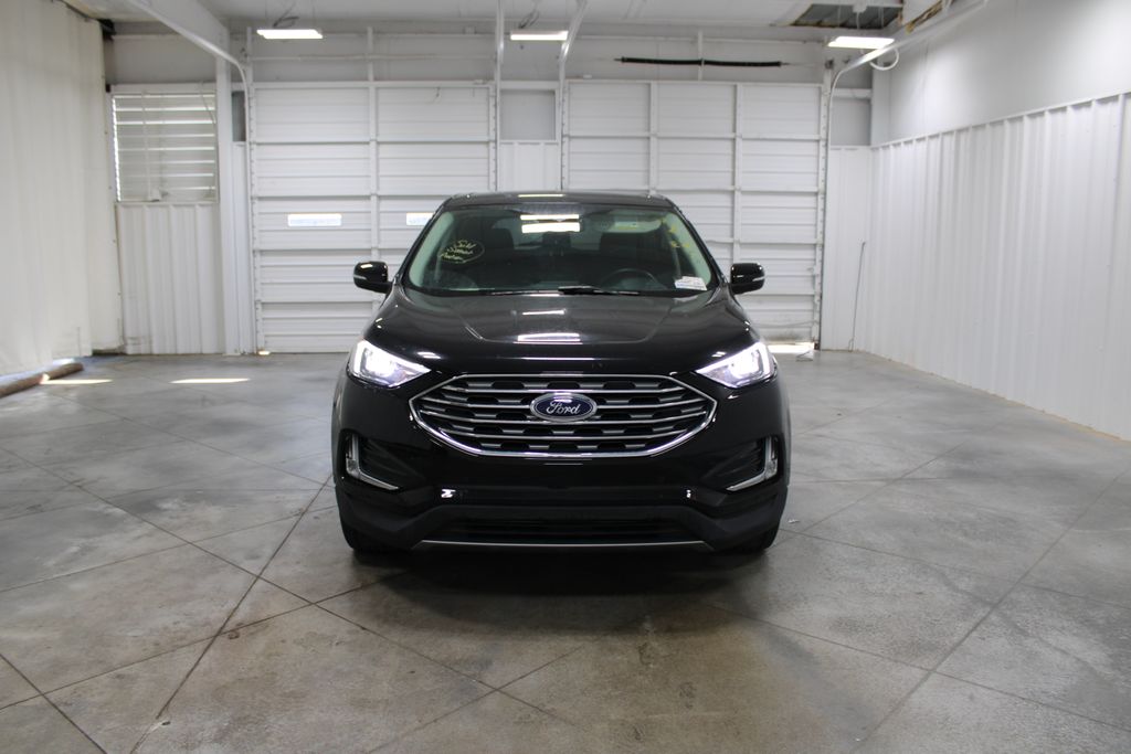 2024 Ford Edge Titanium photo 2