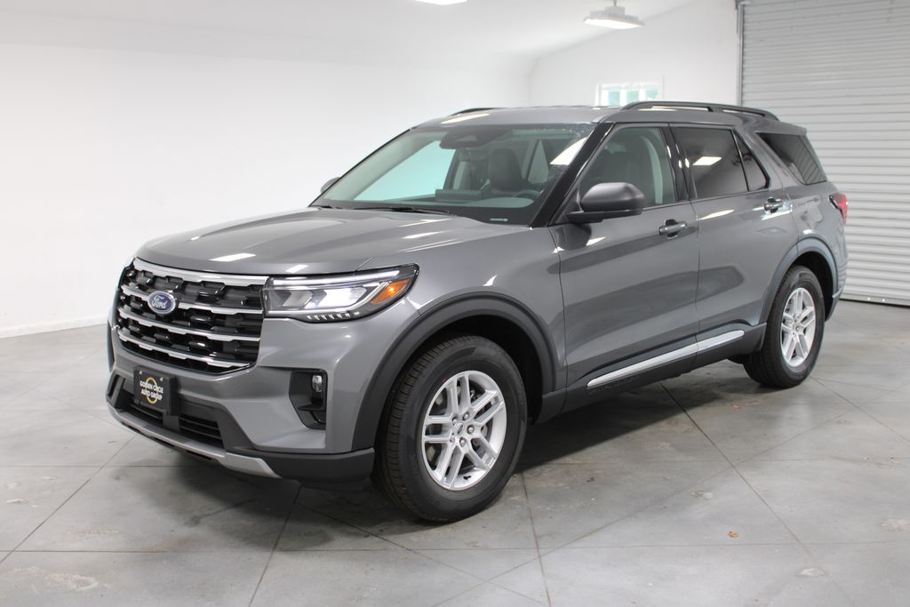 2025 Ford Explorer photo 2