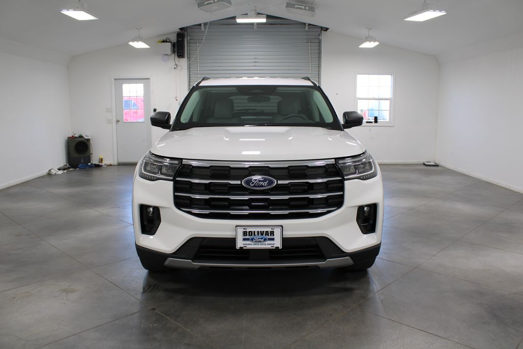 2025 Ford Explorer photo 2