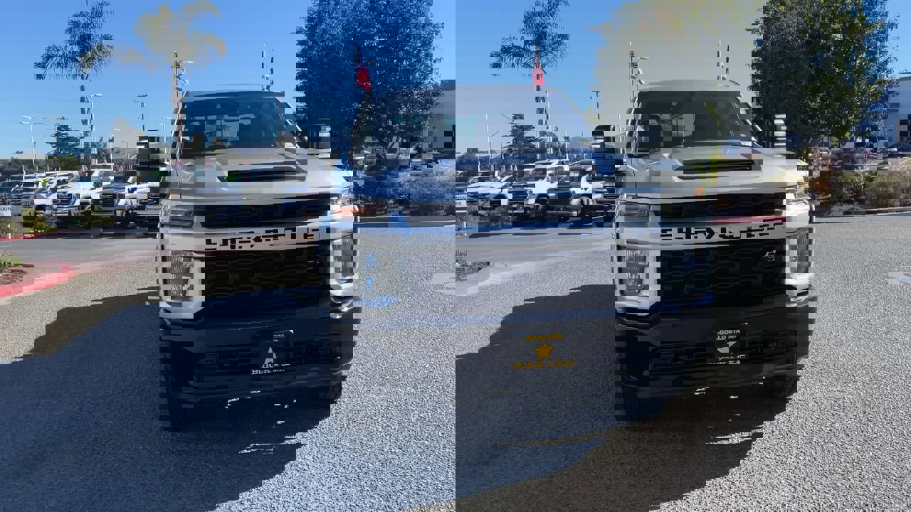 2023 Chevrolet Silverado 2500HD Custom photo 3