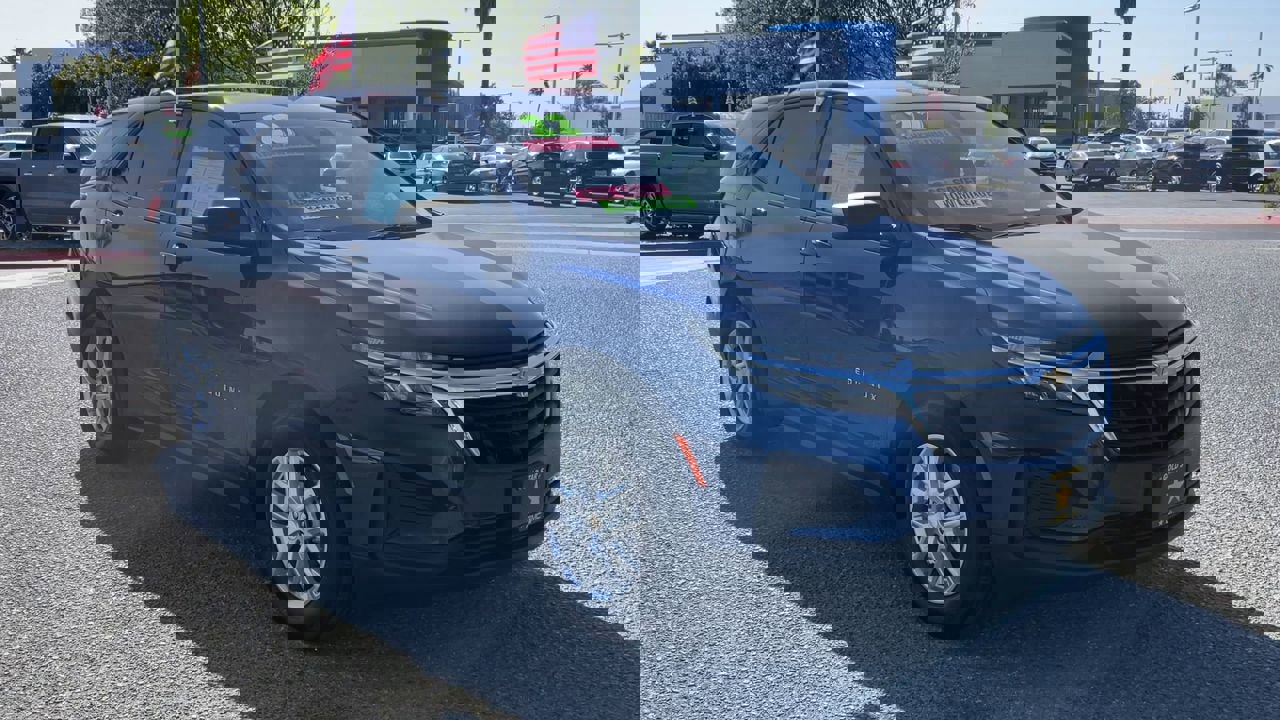 2022 Chevrolet Equinox LS photo 2