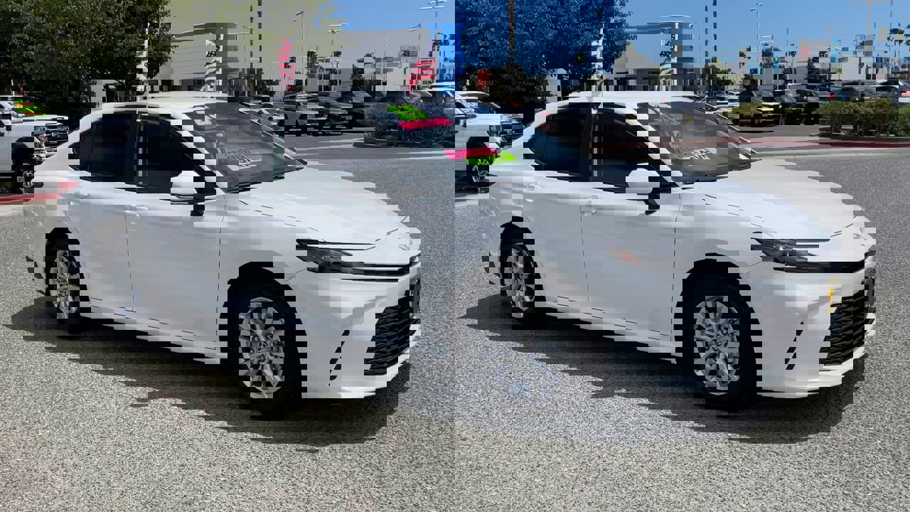 2025 Toyota Camry LE photo 2