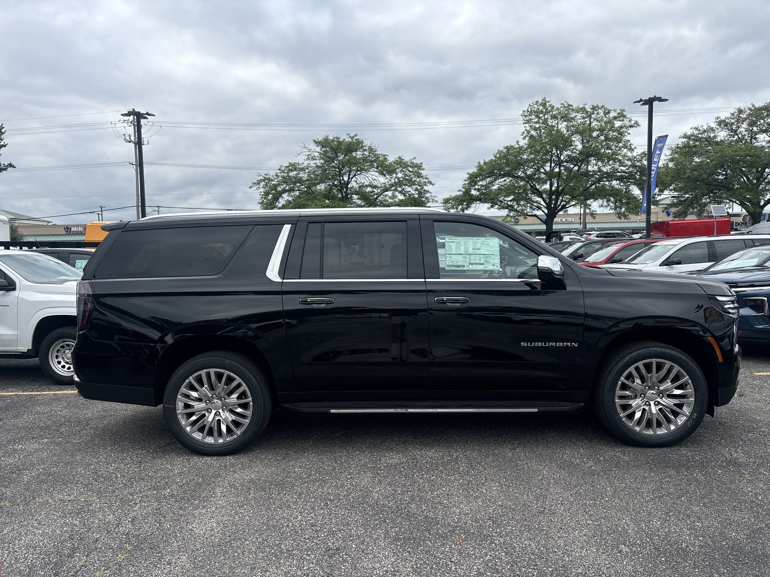 2025 Chevrolet Suburban Premier photo 2