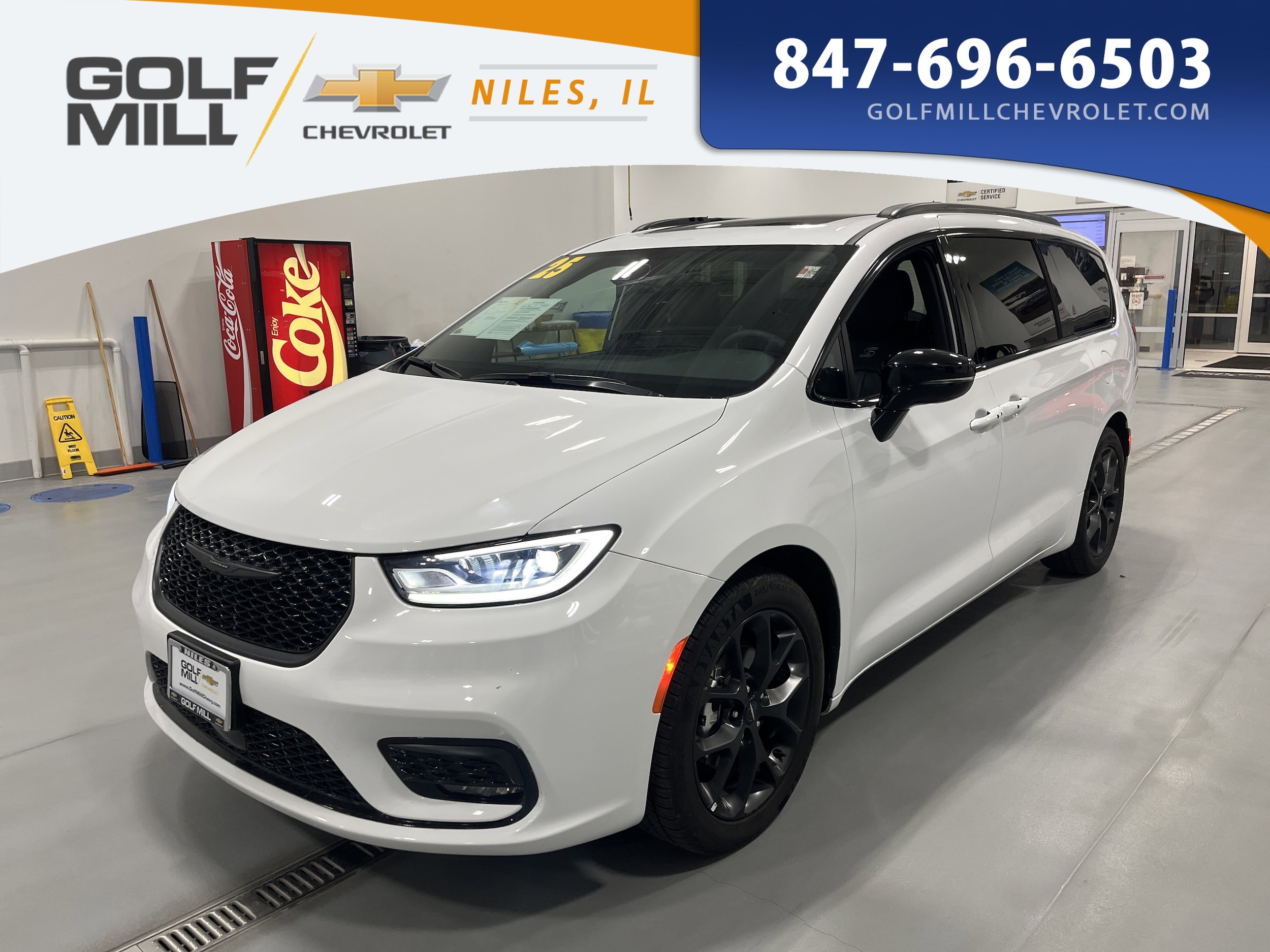 2025 Chrysler Pacifica Limited's photo