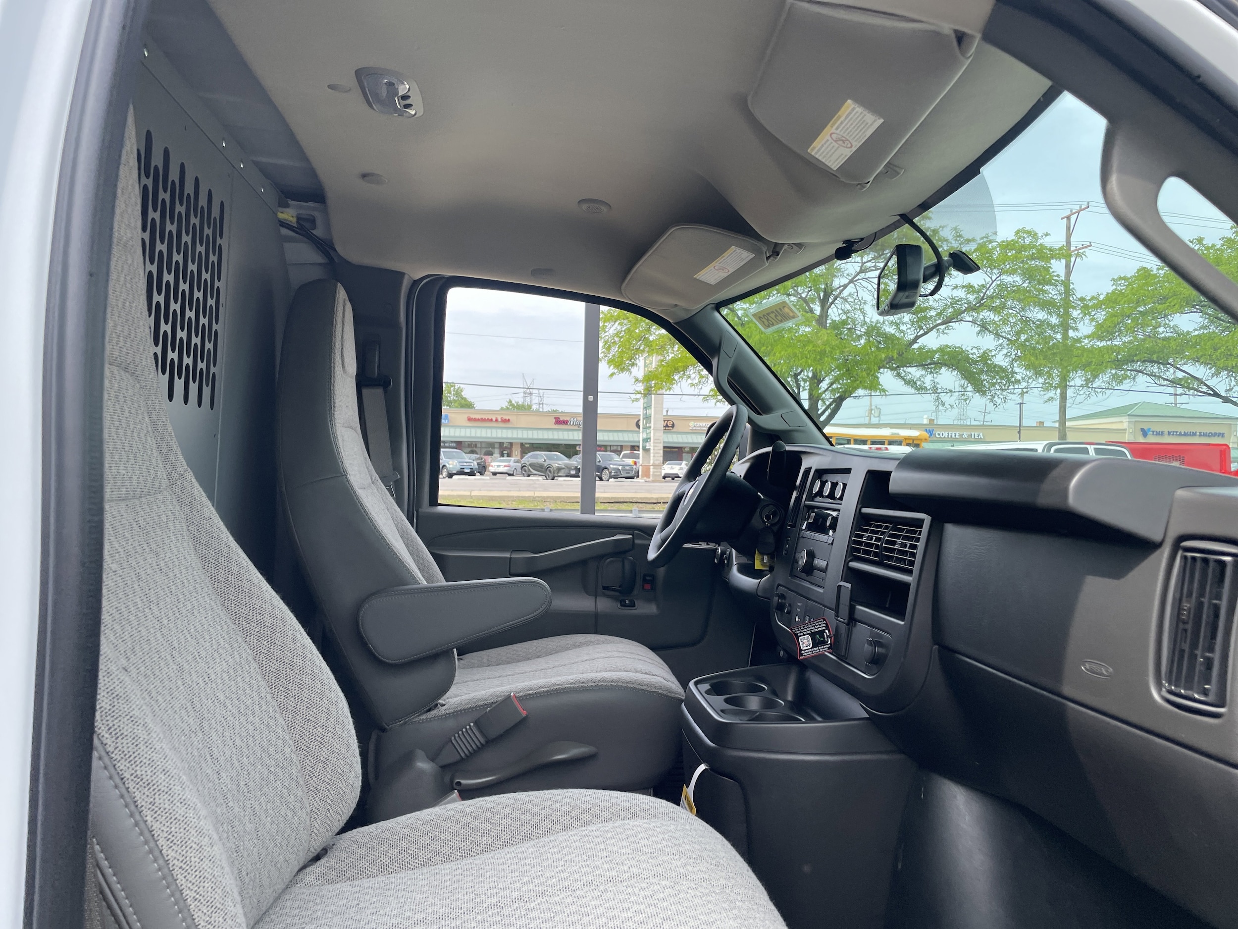 2025 Chevrolet Express Cargo Work Van - Photo 28