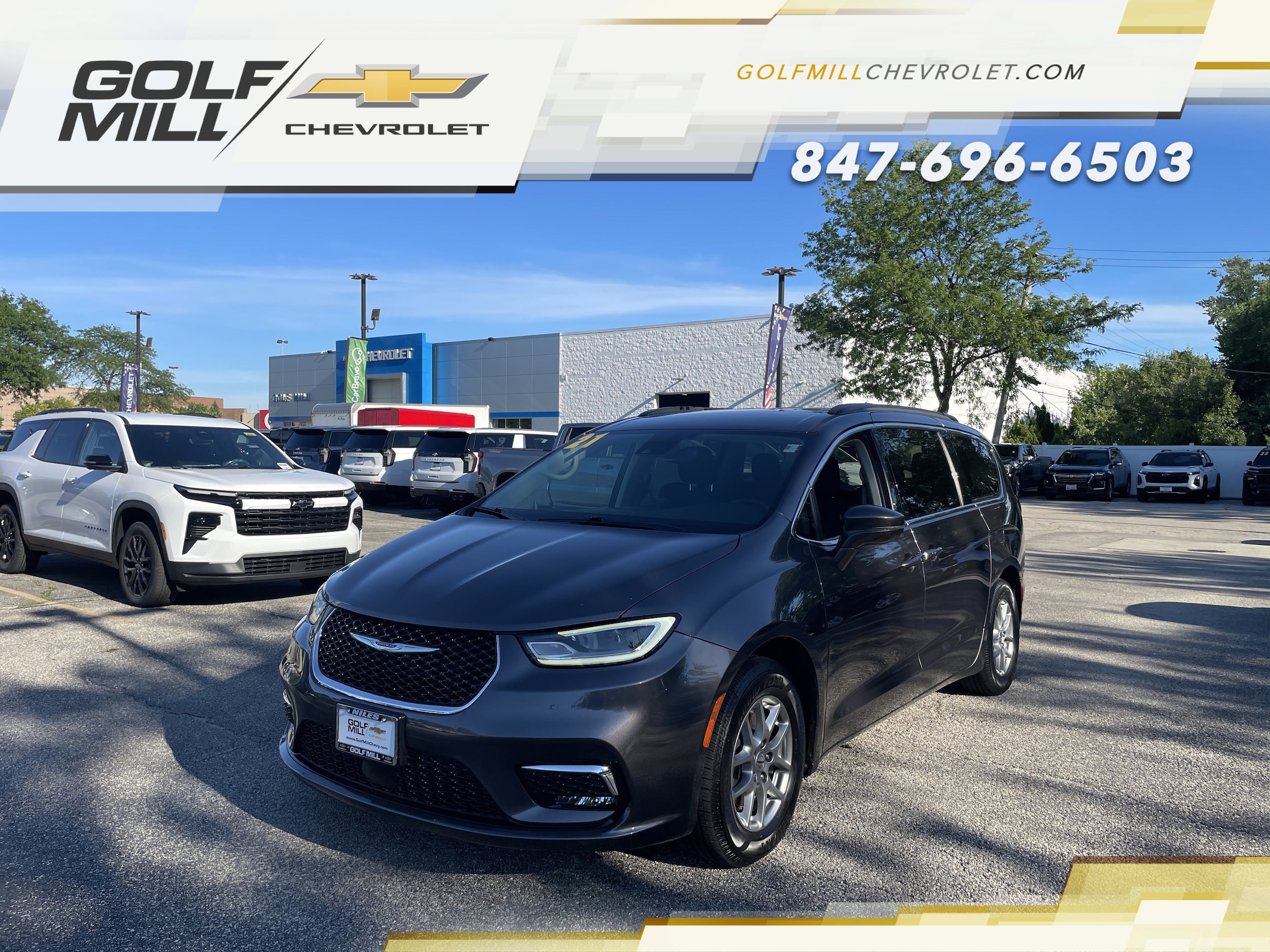 2021 Chrysler Pacifica Touring's photo