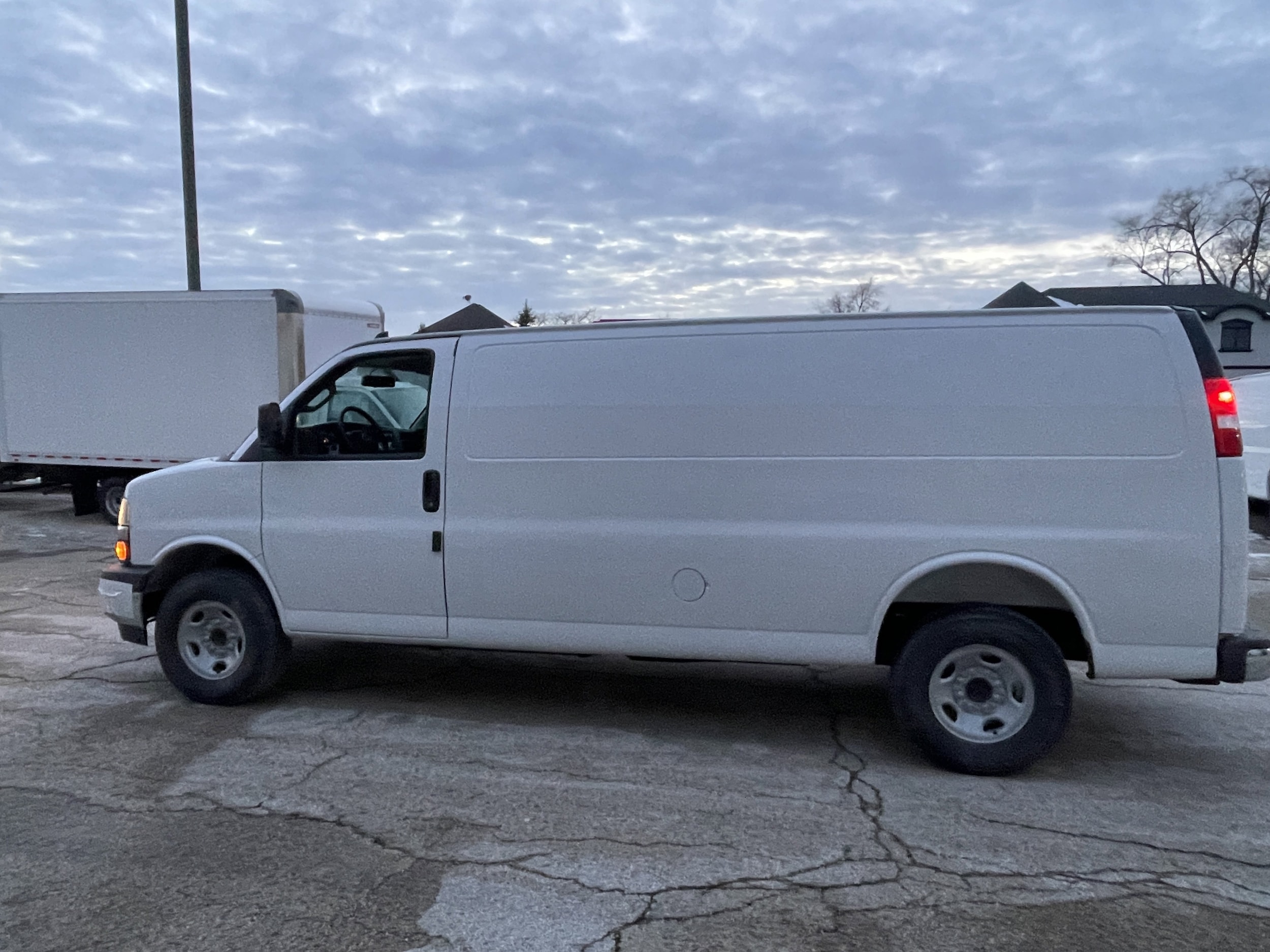 2025 Chevrolet Express Cargo Work Van - Photo 10