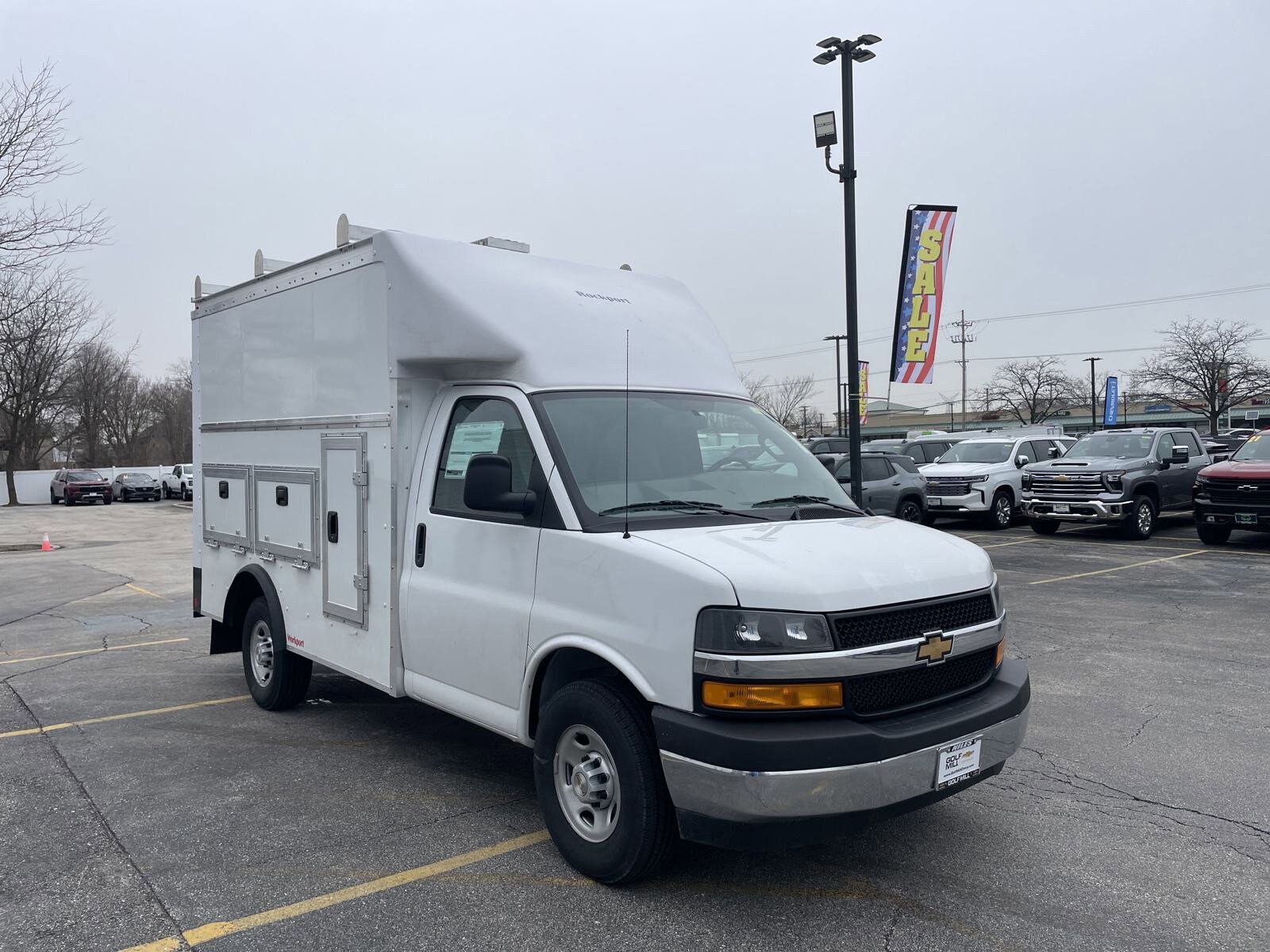 2025 Chevrolet Express 3500 Cutaway Van photo 3