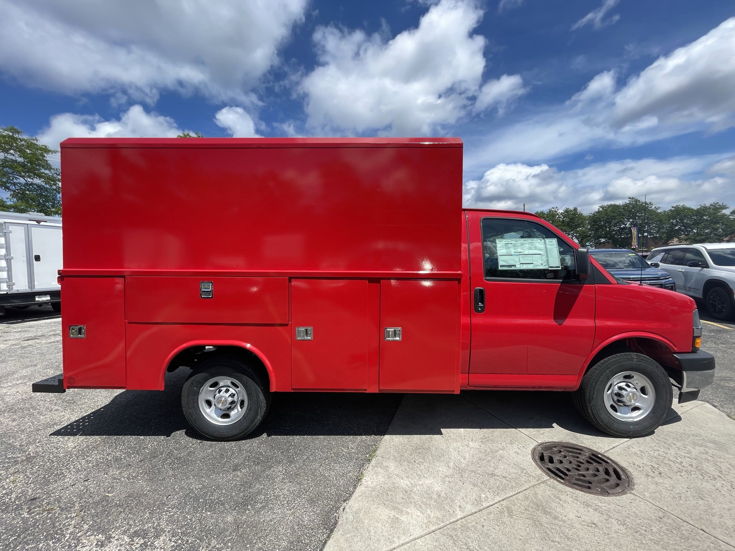 2025 Chevrolet Express 3500 Cutaway Van photo 4
