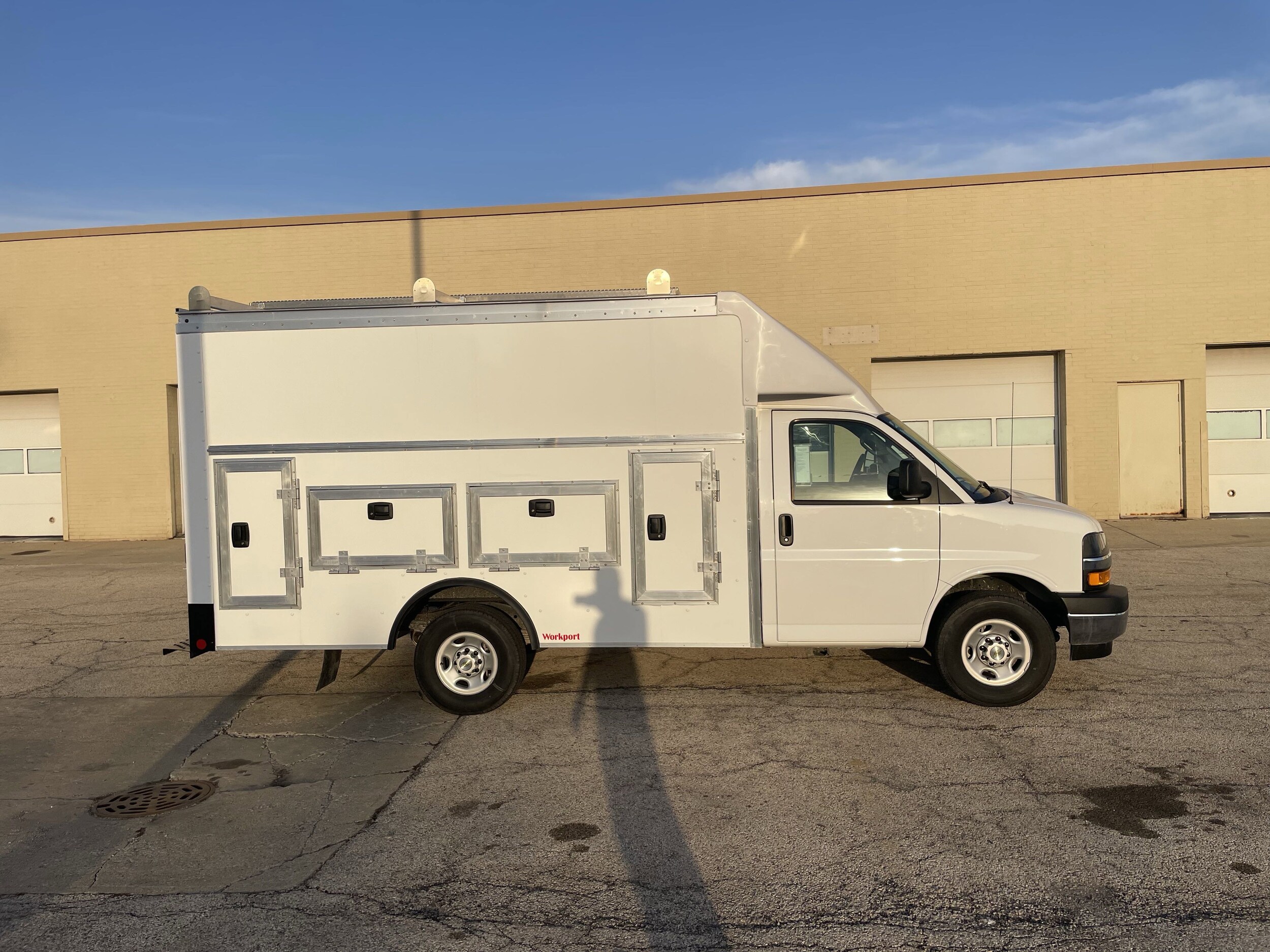 2025 Chevrolet Express 3500 Cutaway Van photo 4