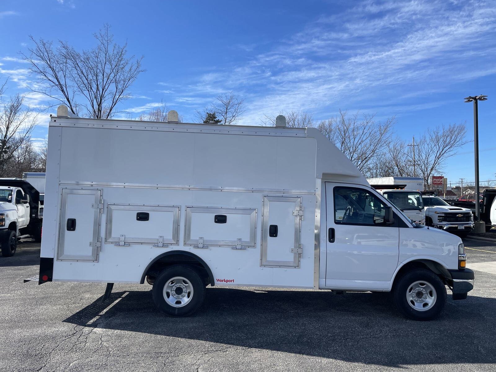 2025 Chevrolet Express 3500 Cutaway Van photo 4