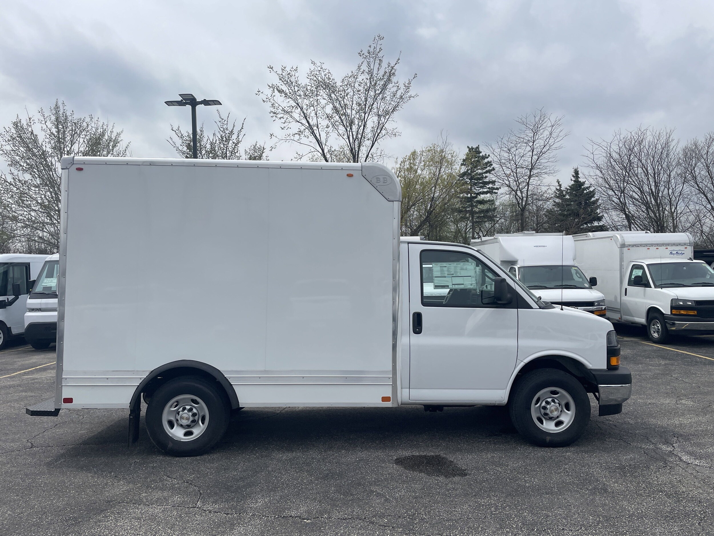 2025 Chevrolet Express 3500 Cutaway Van photo 4