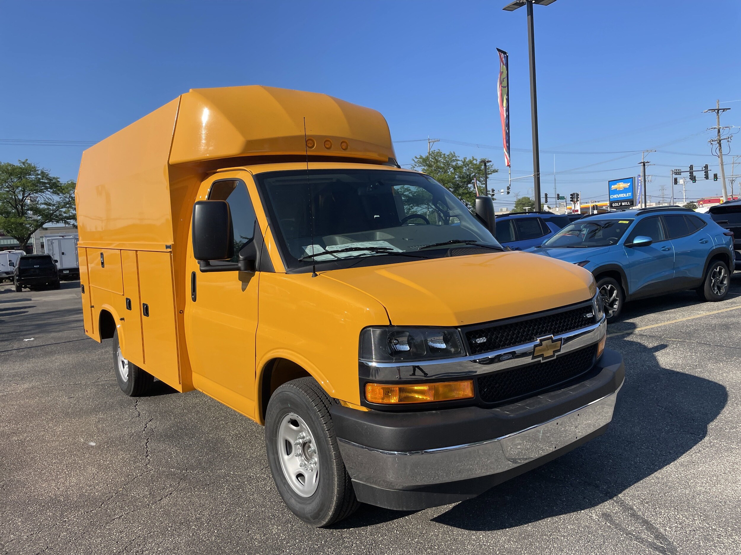 2025 Chevrolet Express 3500 Cutaway Van photo 4