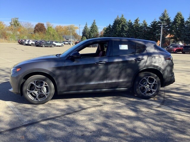 2025 Alfa Romeo Stelvio Sprint Base photo 2