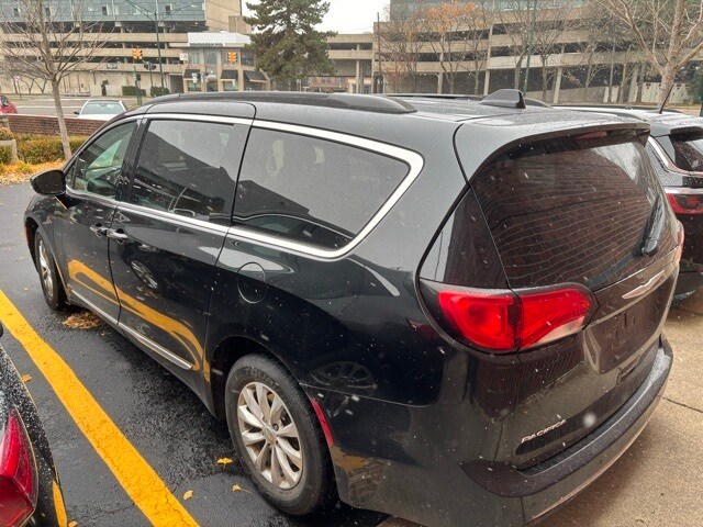 2017 Chrysler Pacifica Touring L photo 2