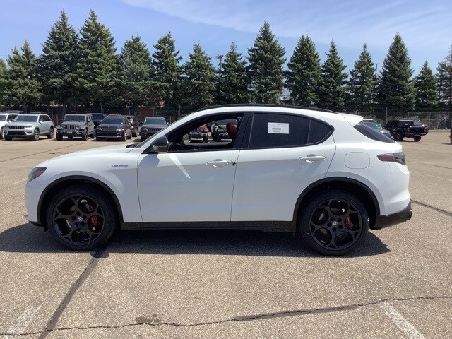 2025 Alfa Romeo Stelvio Sprint Base photo 2