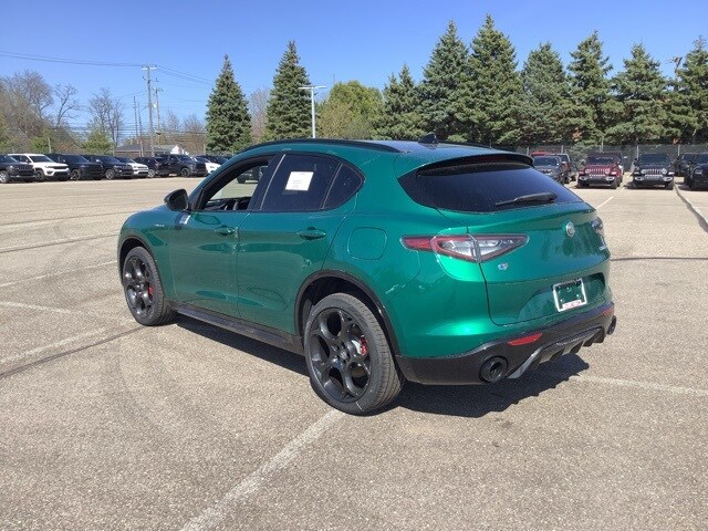 2025 Alfa Romeo Stelvio Sprint Base photo 3