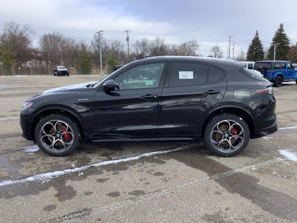 New 2025 Alfa Romeo Stelvio AWD Sport Utility