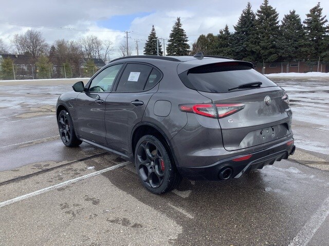 2025 Alfa Romeo Stelvio photo 3