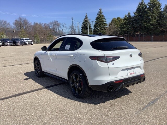 2025 Alfa Romeo Stelvio Sprint Base photo 3