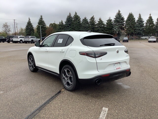 2025 Alfa Romeo Stelvio Sport photo 3