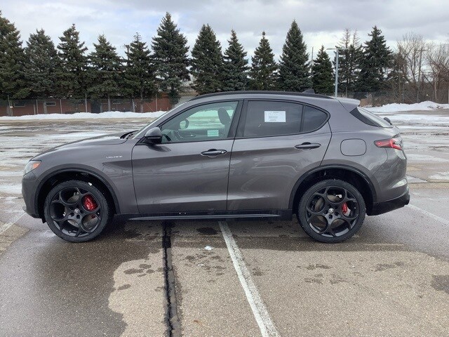 2025 Alfa Romeo Stelvio photo 2