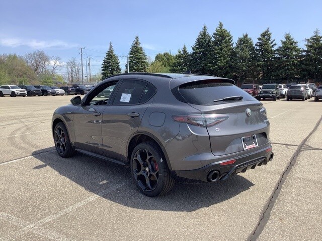 2025 Alfa Romeo Stelvio Sprint Base photo 3