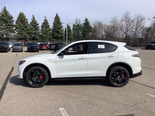 2025 Alfa Romeo Stelvio Sprint Base photo 2