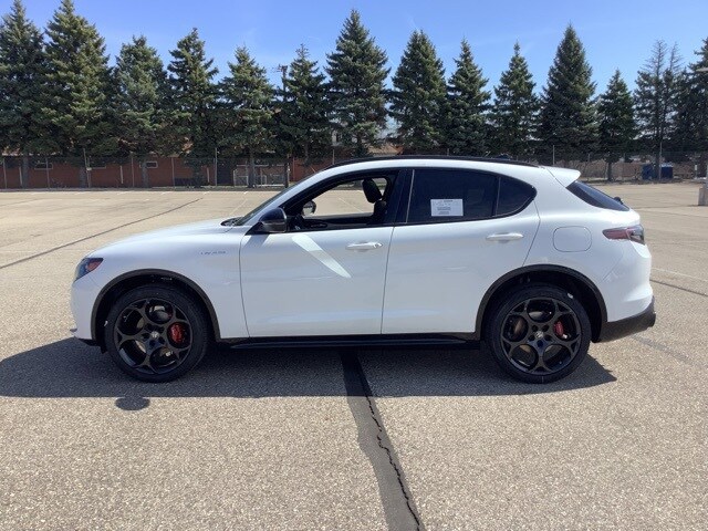 2025 Alfa Romeo Stelvio Sprint Base photo 2