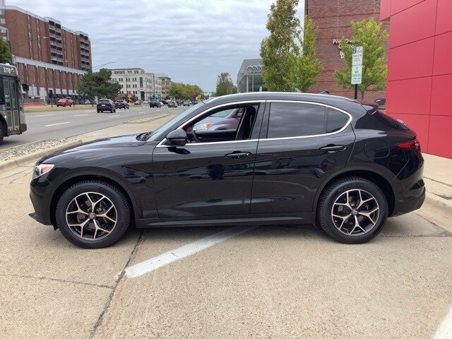2019 Alfa Romeo Stelvio Ti photo 2