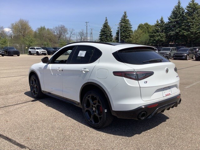 2025 Alfa Romeo Stelvio Sprint Base photo 3