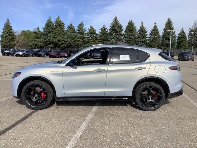 2025 Alfa Romeo Stelvio Sprint Base photo 2