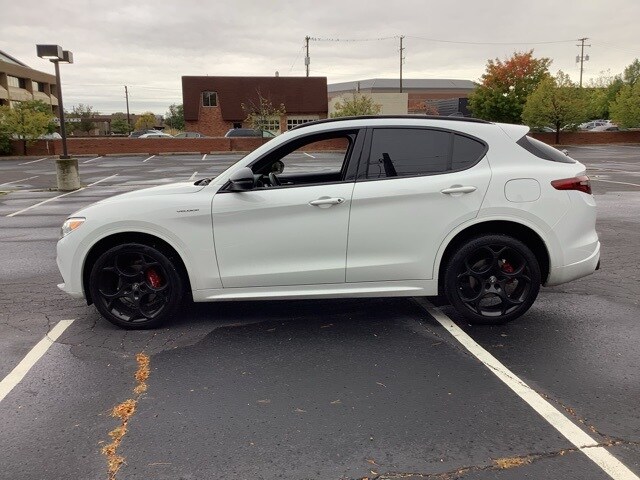 2023 Alfa Romeo Stelvio Ti photo 2