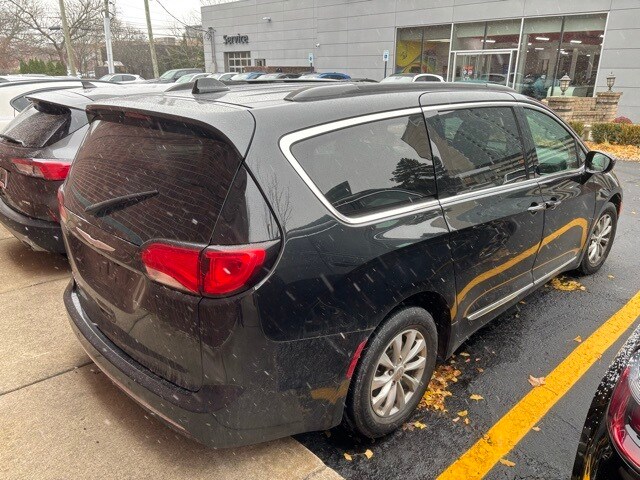 2017 Chrysler Pacifica Touring L photo 3