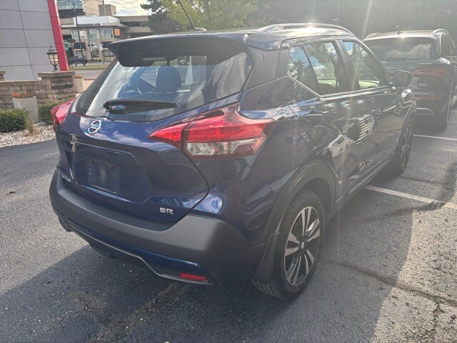 2019 Nissan Kicks SR photo 2