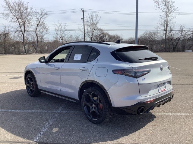 2025 Alfa Romeo Stelvio Sprint Base photo 3